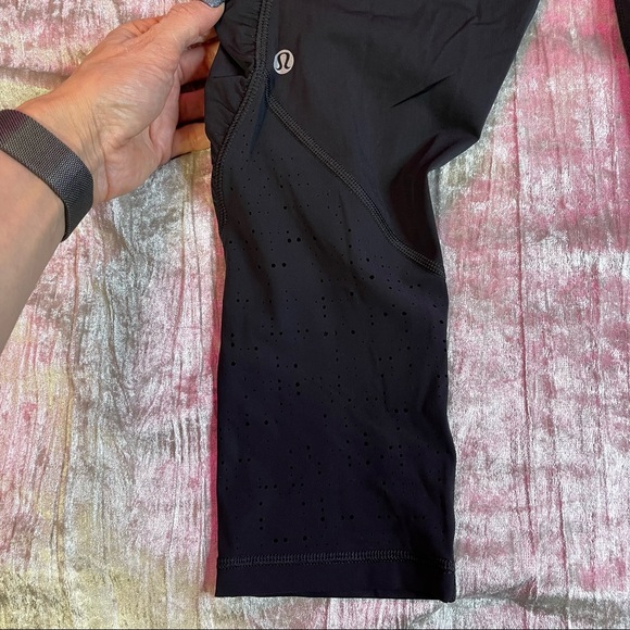 Lululemon Water Bound Crop
Black / Blue Tropics Size 6 - Picture 6 of 13